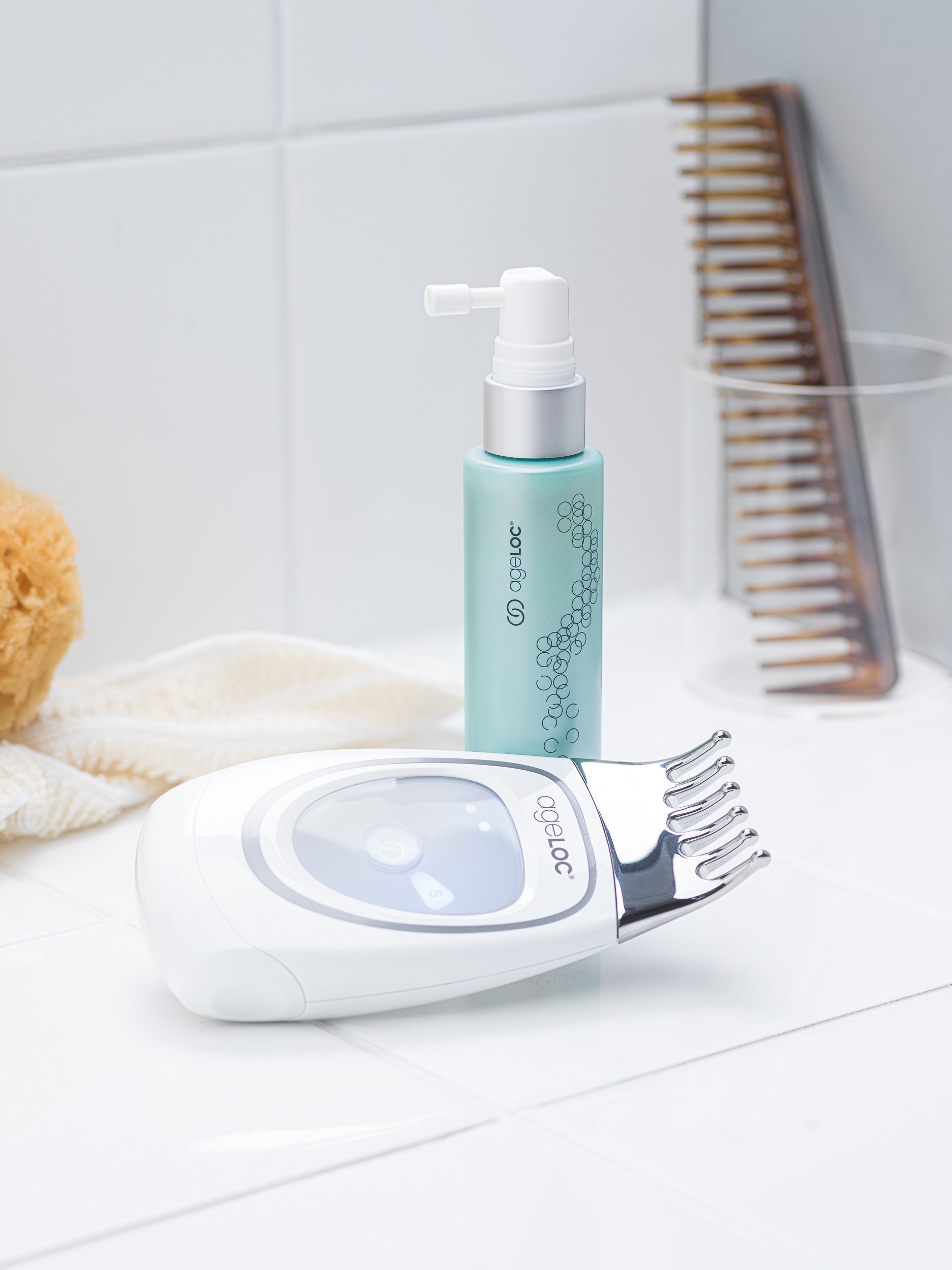ageLOC Nutriol Intensive Scalp & Hair Serum mit Galvanic Spa einarbeiten