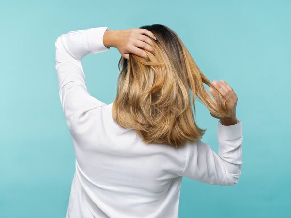 Frau mit schönen Haaren nach Anwendung Nutriol und Galvanic Spa