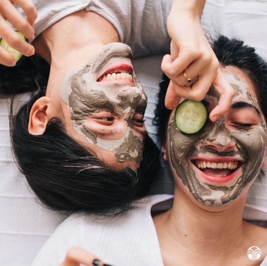Fröhliches Paar mit Epoch Glacial Marine Mud Schlammmaske im Gesict