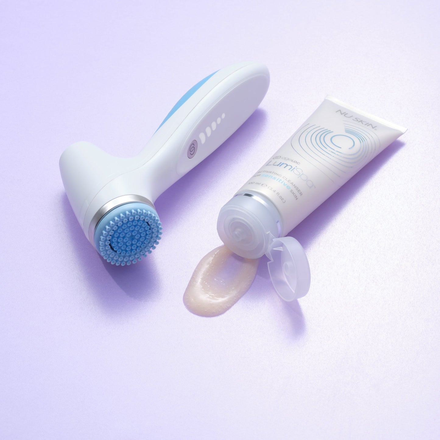 LumiSpa iO Limpieza de cutis con Activating Cleanser para pieles sensibles