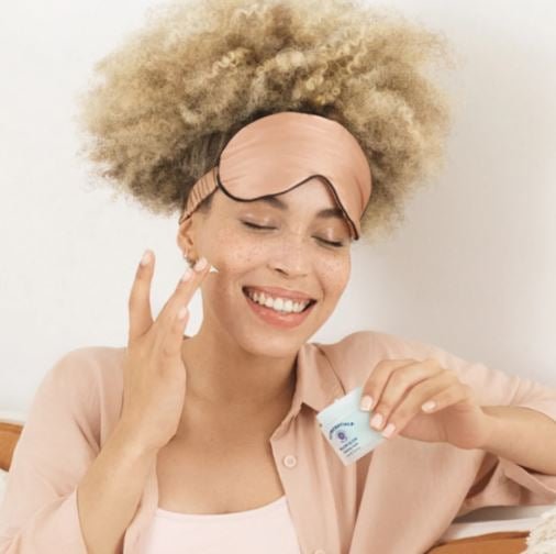 Vrouw met Pillow Glow gezichtsmasker van Nutricentials