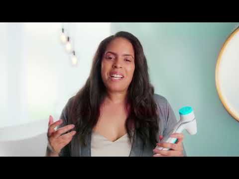 Nu Skin Mitarbeiterin erklärt die Anwendung vom LumiSpa und die verschiedenen Cleanser