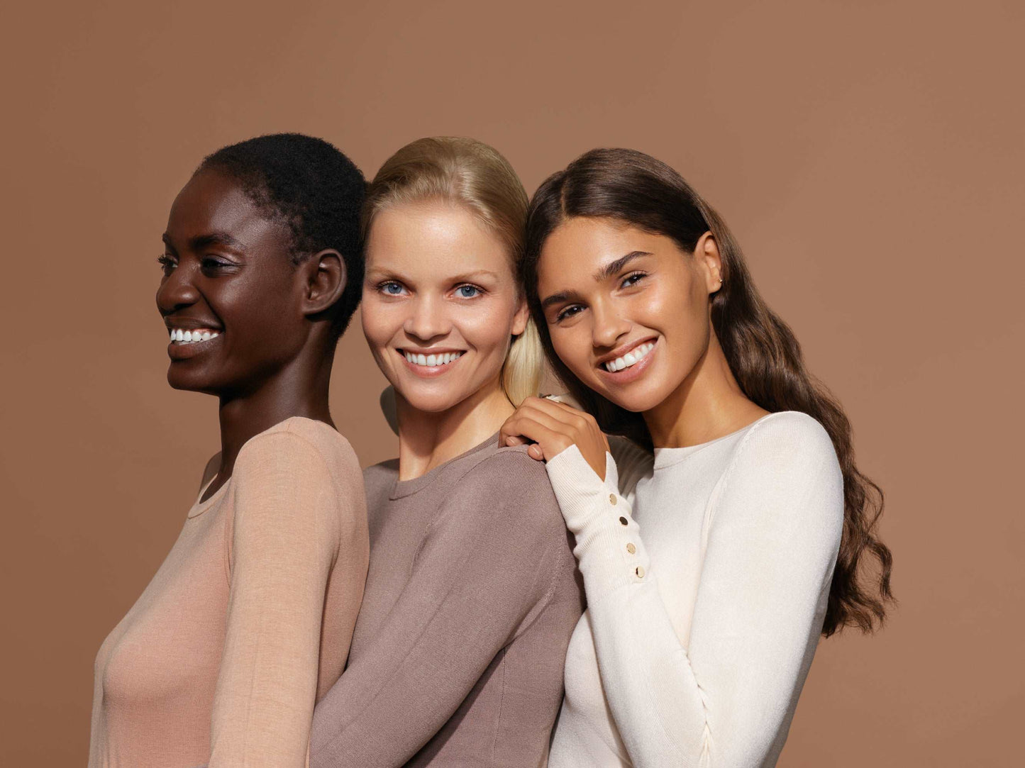 3 modellen met verschillende huidtypes gebruiken Bioadaptive* BB+ Skin Loving Foundation